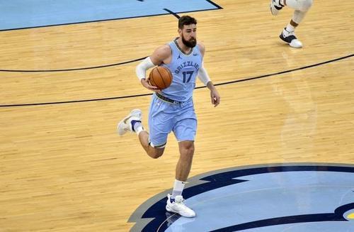  瓦兰丘纳斯20+20，鹈鹕胜灰熊  