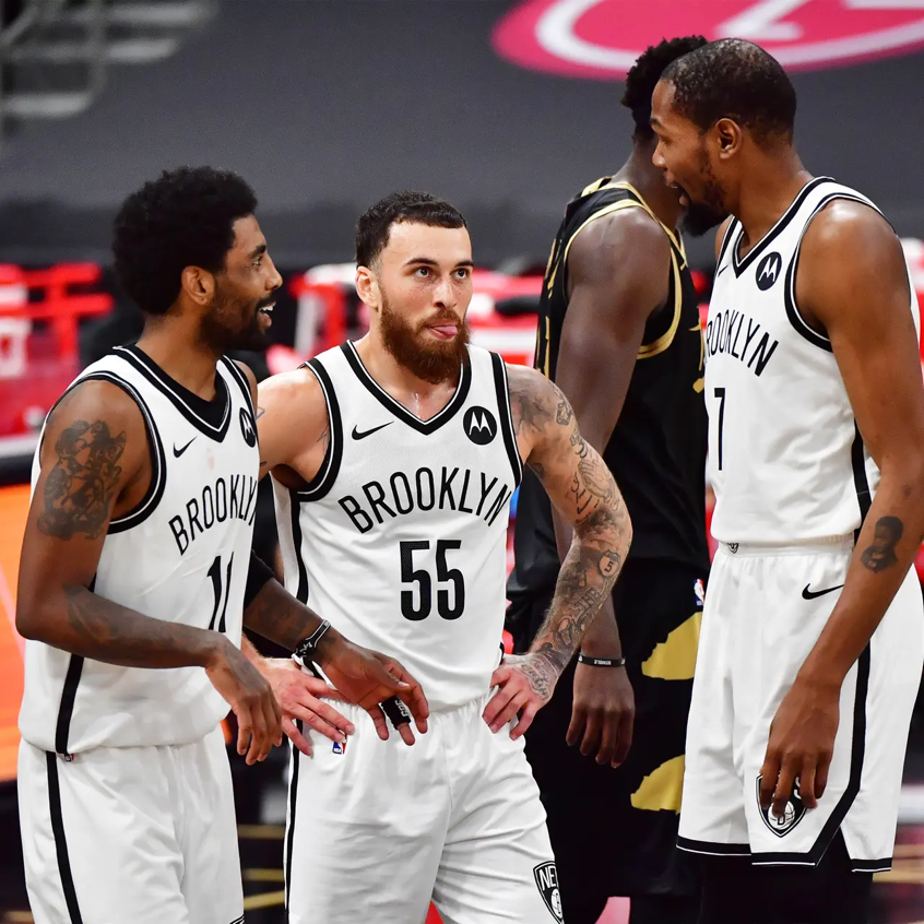 莱万轮休仍创助攻纪录彰显全能本色  